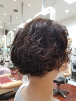 くせ毛をいかしたショートヘアー_20210726_3